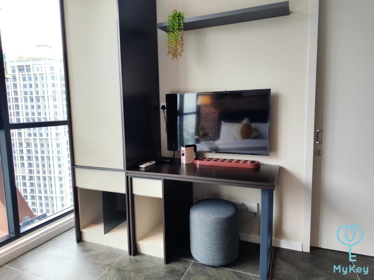 Scarletz Suites By Mykey Kuala Lumpur Exteriör bild A television set in a hotel room