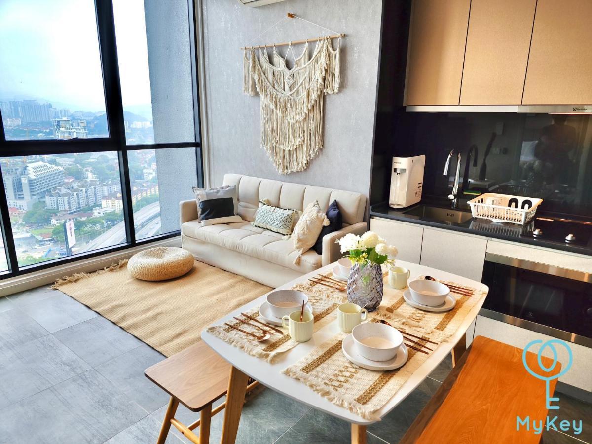 Scarletz Suites By Mykey Kuala Lumpur Exteriör bild A modern apartment in Kuala Lumpur, Malaysia