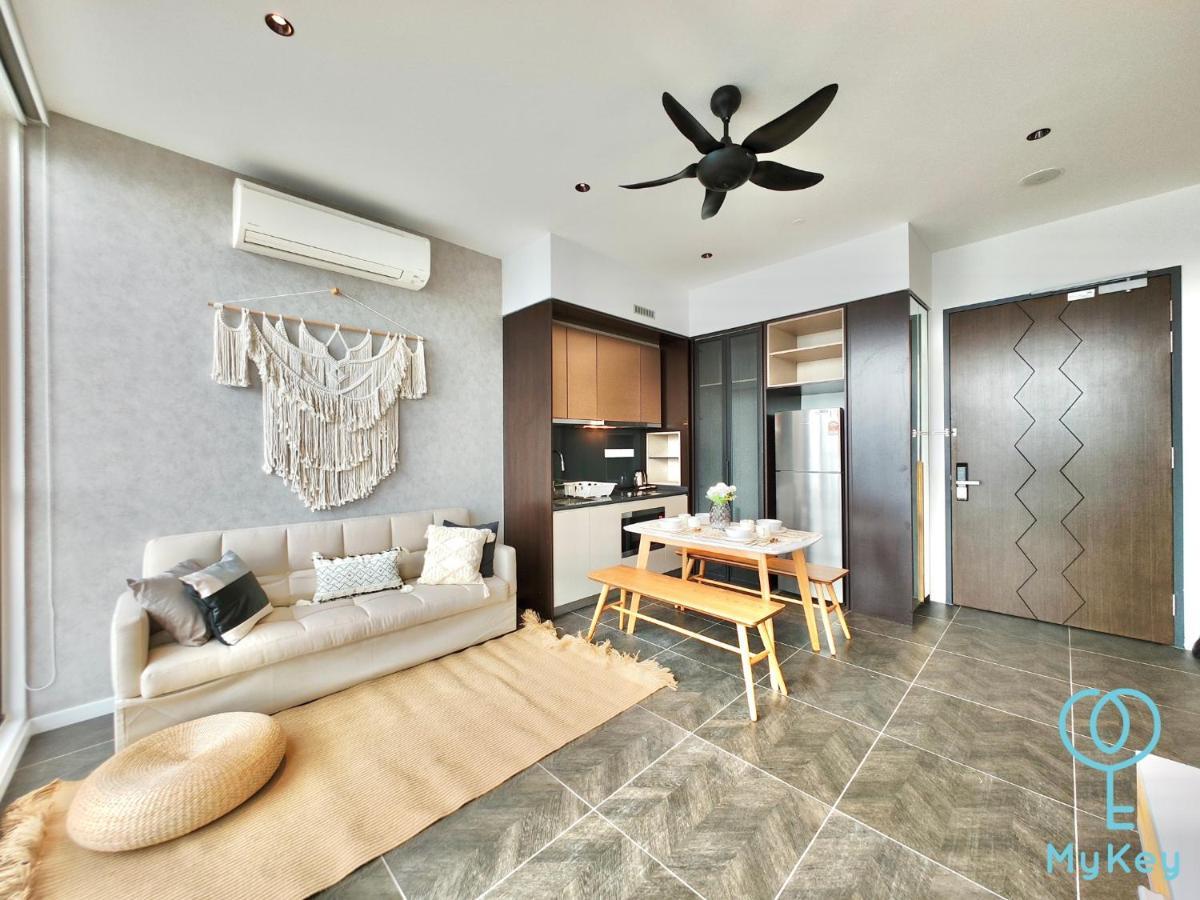 Scarletz Suites By Mykey Kuala Lumpur Exteriör bild A 2-bedroom condominium in Malaysia