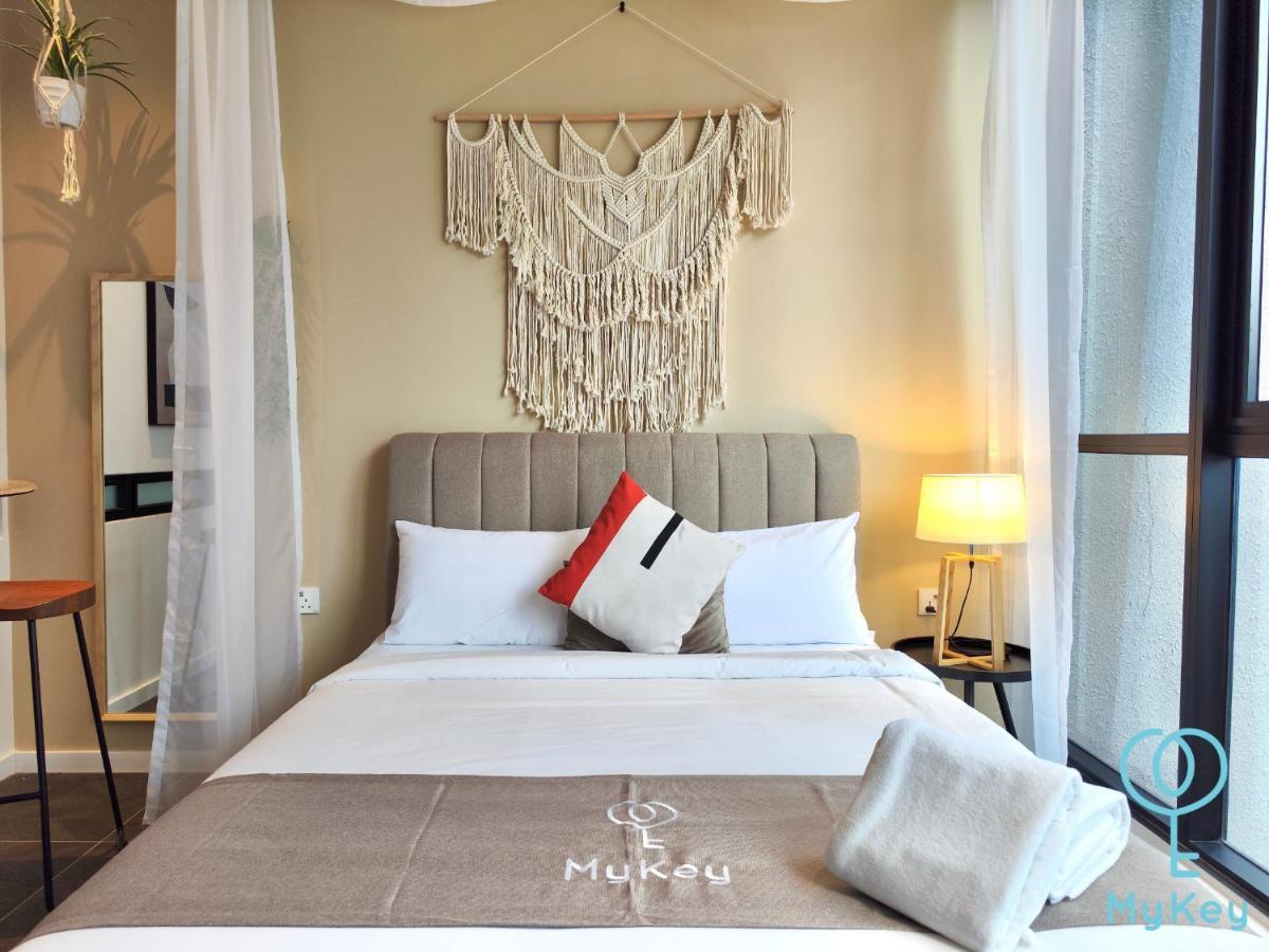 Scarletz Suites By Mykey Kuala Lumpur Exteriör bild A bedroom at the hotel