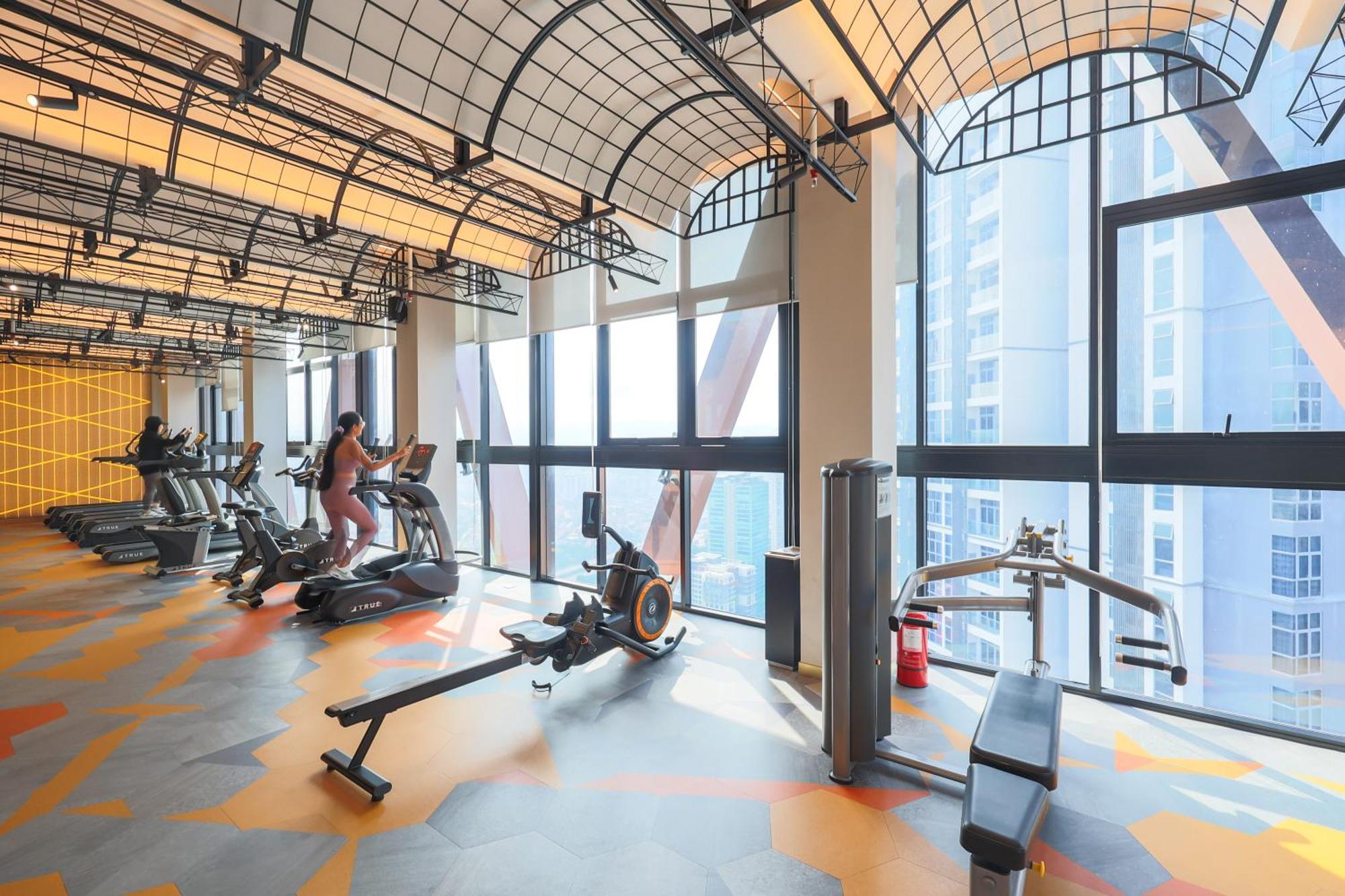 Scarletz Suites By Mykey Kuala Lumpur Exteriör bild The gym at the 100-metre high Sky Garden